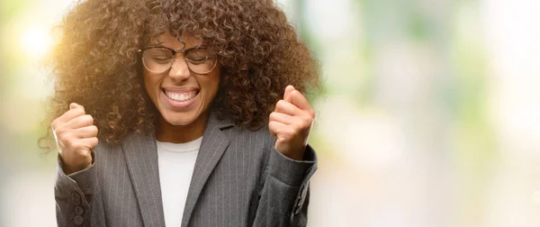 Femme Affaires Afro Américaine Portant Des Lunettes Excitée Pour Succès — Photo