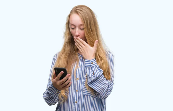 Mulher Adolescente Loira Usando Boca Capa Smartphone Com Mão Chocada — Fotografia de Stock