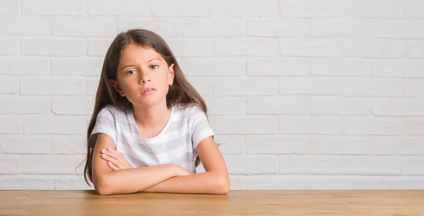 Joven Niño Hispano Sentado Mesa Casa Escéptico Nervioso Desaprobando Expresión — Foto de Stock