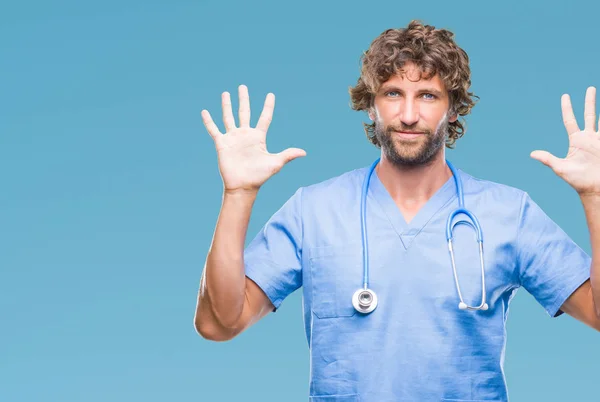 Guapo Médico Cirujano Hispano Sobre Fondo Aislado Mostrando Señalando Con — Foto de Stock