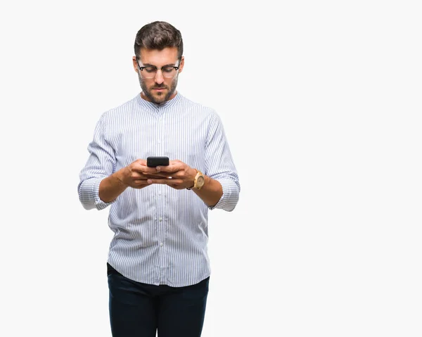 Młody Przystojny Mężczyzna Sms Pomocą Smartfona Białym Tle Pewność Ekspresji — Zdjęcie stockowe