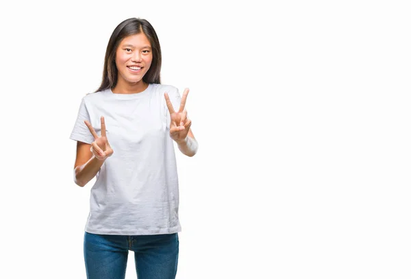 Jovem Mulher Asiática Sobre Fundo Isolado Sorrindo Olhando Para Câmera — Fotografia de Stock