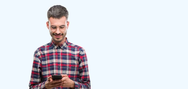 Joven Hipster Hombre Adulto Sosteniendo Teléfono Inteligente Con Una Cara — Foto de Stock