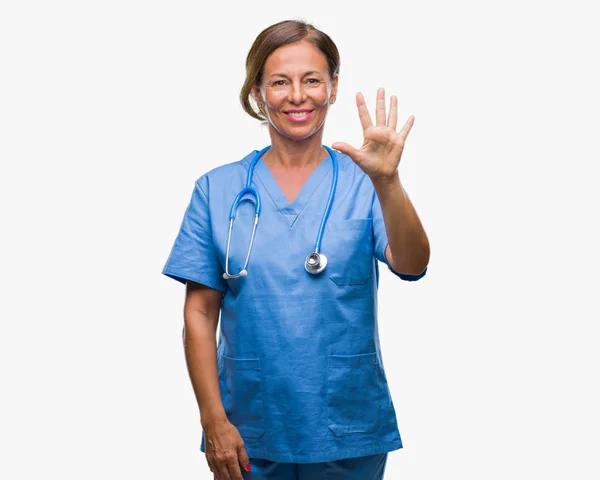 中年资深护士医生妇女在孤立的背景显示和指向手指数字五 而微笑着自信和快乐 — 图库照片