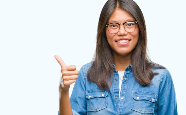 若いアジアの女性は 幸せな親指の手でジェスチャーを行う分離の背景にメガネを着用します 成功を示すと カメラを見て式を承認します — ストック写真