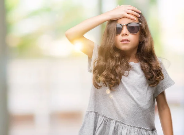 Brunette Hispanic Girl Wearing Sunglasses Surprised Hand Head Mistake Remember — Stock Photo, Image