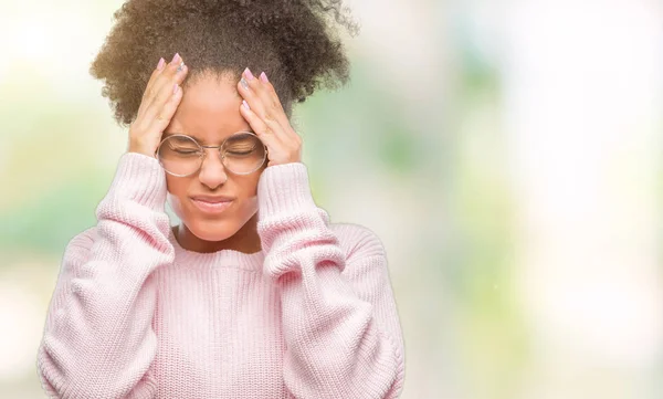 必死と強調した頭痛に苦しんで孤立の背景に眼鏡若いアフロ アメリカ人女性の痛みと片頭痛 頭に手 — ストック写真