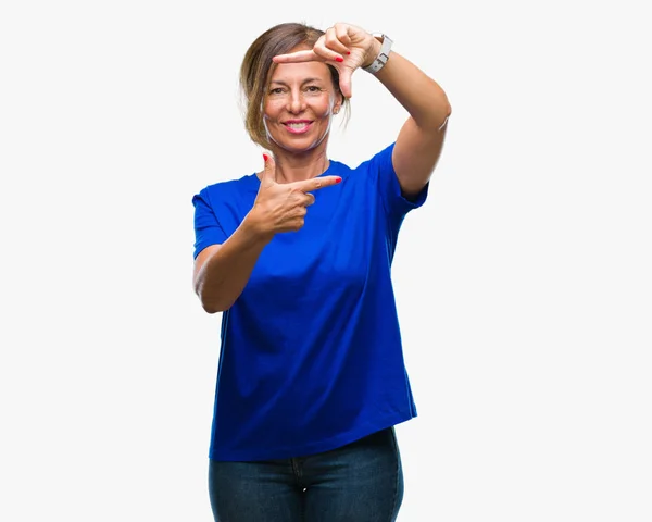 中年年配のヒスパニック系女性笑顔の幸せそうな顔で指と手作りフレーム分離の背景の上 創造性と写真のコンセプト — ストック写真