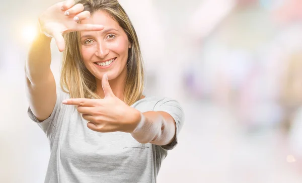 Junge Schöne Frau Über Isoliertem Hintergrund Lächelnd Rahmen Mit Händen — Stockfoto