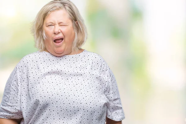 Senior Más Tamaño Mujer Caucásica Sobre Fondo Aislado Guiño Mirando —  Fotos de Stock