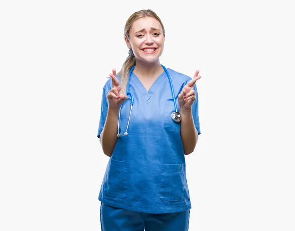 Joven Cirujana Rubia Doctora Vistiendo Uniforme Médico Sobre Fondo Blanco — Foto de Stock