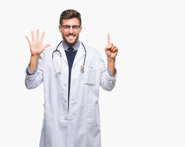 Joven Doctor Guapo Sobre Fondo Aislado Mostrando Señalando Hacia Arriba —  Fotos de Stock