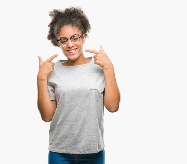 Junge Afroamerikanerin Mit Brille Vor Isoliertem Hintergrund Selbstbewusst Lächelnd Und — Stockfoto