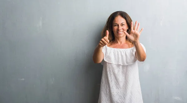 Middelbare Leeftijd Latino Vrouw Grijs Grunge Muur Tonen Met Vingers — Stockfoto