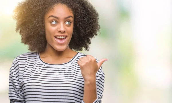 Joven Mujer Afroamericana Sobre Fondo Aislado Sonriendo Con Cara Feliz — Foto de Stock