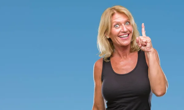 Blonde Frau Mittleren Alters Über Isolierten Hintergrund Mit Erhobenem Zeigefinger — Stockfoto