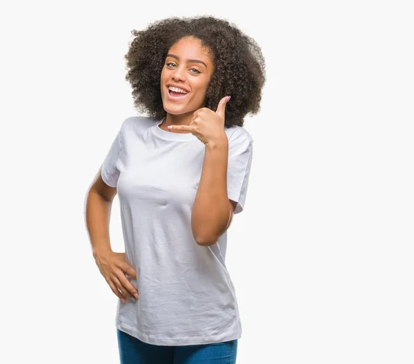 Młody Afro American Kobieta Białym Tle Uśmiechający Się Robi Telefon — Zdjęcie stockowe