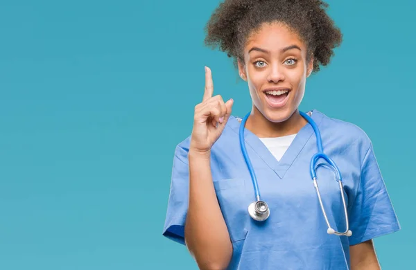 Joven Mujer Médica Afroamericana Sobre Fondo Aislado Apuntando Con Dedo — Foto de Stock