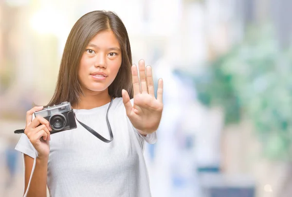 Ung Asiatisk Kvinna Som Innehar Vintagera Fotokamera Över Isolerade Bakgrund — Stockfoto