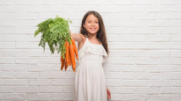 Jeune Enfant Hispanique Sur Mur Briques Blanches Tenant Des Carottes — Photo