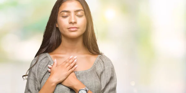 Jonge Mooie Arabische Vrouw Geïsoleerde Achtergrond Glimlachend Met Handen Borst — Stockfoto