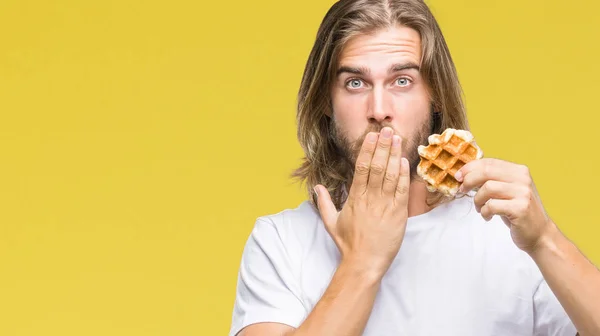 Giovane Bell Uomo Con Capelli Lunghi Sfondo Isolato Mangiare Waffle — Foto Stock