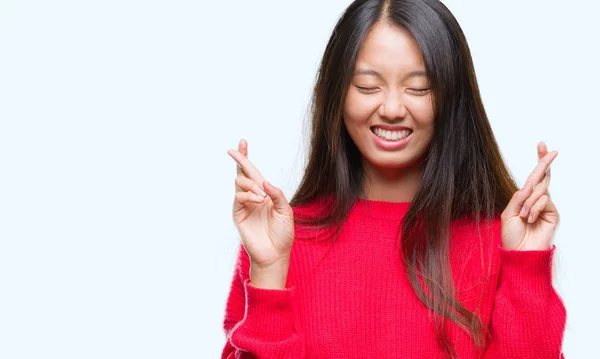Jonge Aziatische Vrouw Winter Trui Dragen Geïsoleerde Achtergrond Glimlachend Kruising — Stockfoto