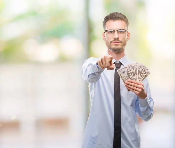 Joven Hombre Negocios Hipster Sosteniendo Dólares Señalando Con Dedo Cámara —  Fotos de Stock