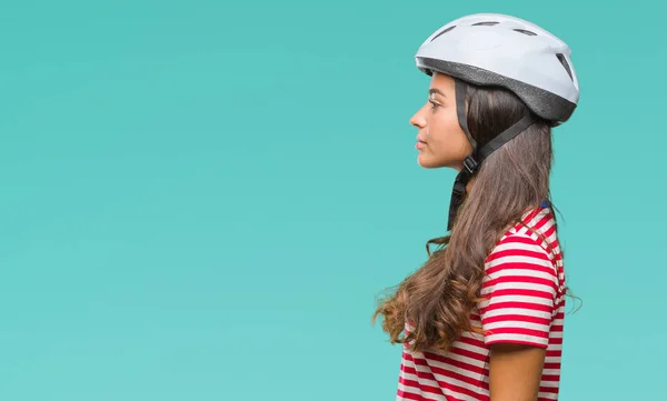 Jonge Arabische Wielrenner Vrouw Dragen Veiligheidshelm Geïsoleerde Achtergrond Zoek Naar — Stockfoto