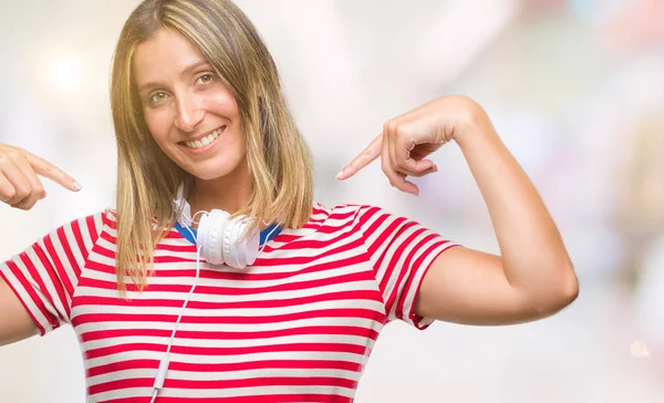 Joven Hermosa Mujer Escuchando Música Con Auriculares Sobre Fondo Aislado — Foto de Stock