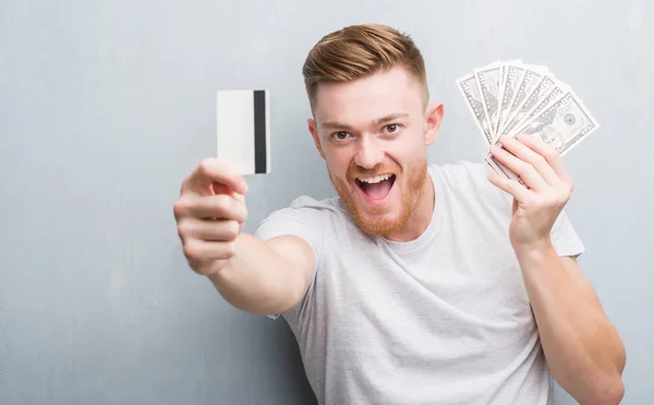 Junger Rothaariger Mann Mit Dollars Und Kreditkarte Sehr Glücklich Und — Stockfoto