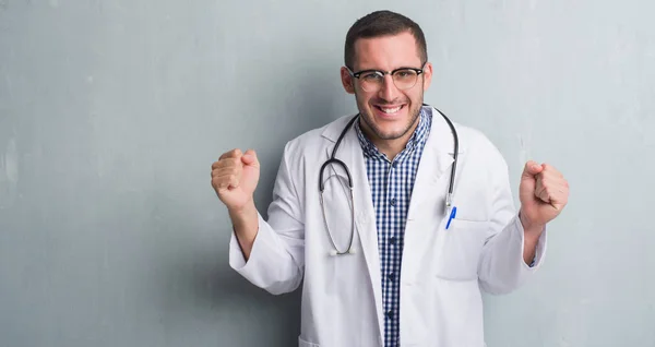 Joven Caucásico Hombre Sobre Gris Grunge Pared Vistiendo Médico Uniforme — Foto de Stock