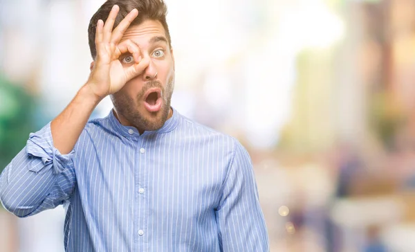 Joven Hombre Guapo Sobre Fondo Aislado Haciendo Gesto Bien Sorprendido —  Fotos de Stock