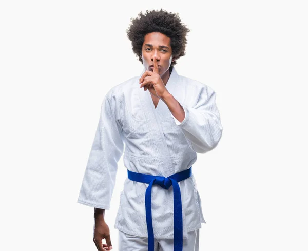 Afro Amerikansk Man Bär Karate Kimono Över Isolerade Bakgrund Ber — Stockfoto
