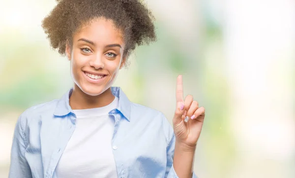 Młody Afro American Kobieta Białym Tle Wyświetlono Wskazując Palcem Numer — Zdjęcie stockowe