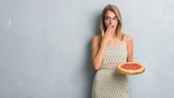 Krásná Mladá Žena Přes Zeď Šedá Grunge Jíst Pepperoni Pizza — Stock fotografie