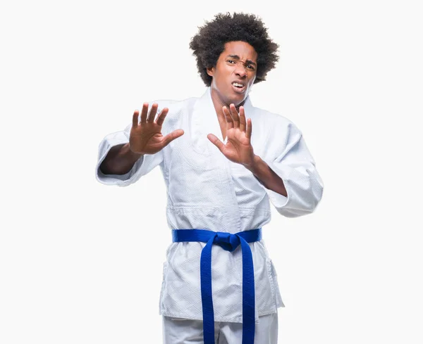 Hombre Afroamericano Usando Kimono Karate Sobre Fondo Aislado Asustado Aterrorizado —  Fotos de Stock