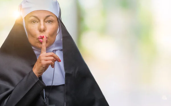 中年シニア キリスト教カトリックの修道女女唇に指で静かにするように求めて孤立の背景の上 沈黙と秘密の概念 — ストック写真