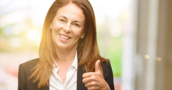 Mulher Meia Idade Vestindo Jaqueta Sorrindo Amplamente Mostrando Polegares Até — Fotografia de Stock