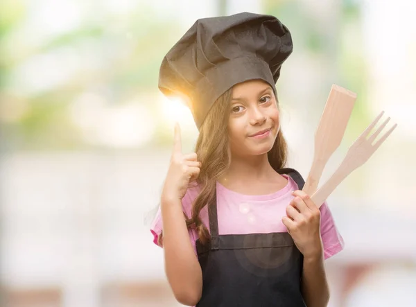 Bruna Ragazza Ispanica Indossa Uniforme Cuoco Sorpreso Con Idea Una — Foto Stock