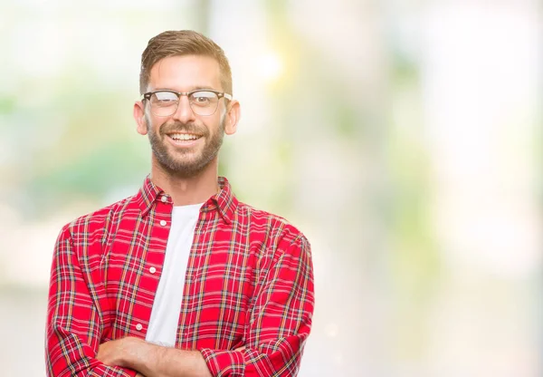 Giovane Bell Uomo Sfondo Isolato Volto Felice Sorridente Con Braccia — Foto Stock