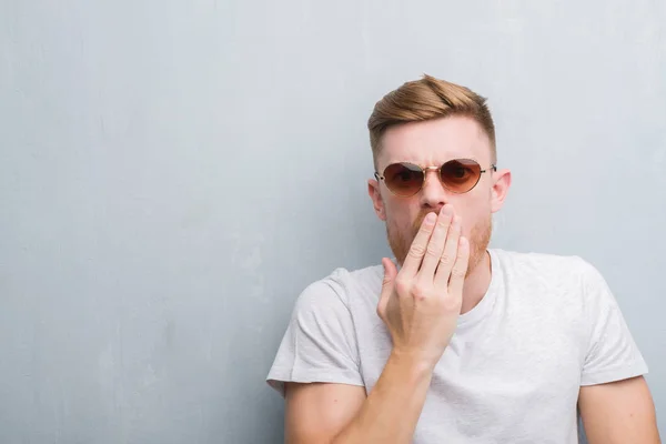 Człowiek Młody Rude Szary Mur Sobie Okulary Przeciwsłoneczne Retro Pokrywa — Zdjęcie stockowe