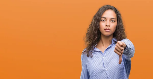 Jonge Spaanse Zakenvrouw Zoek Ongelukkig Boos Tonen Van Afwijzing Negatief — Stockfoto