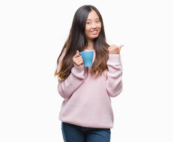 Jonge Aziatische Vrouw Koffie Drinken Geïsoleerde Achtergrond Aan Wijzen Tonen — Stockfoto