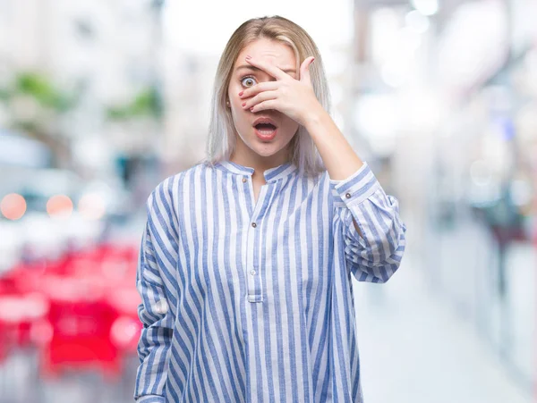 Giovane Donna Bionda Sfondo Isolato Sbirciare Shock Che Copre Viso — Foto Stock