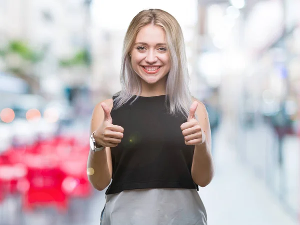 Mladá Blond Žena Nad Rozostřeného Pozadí Schvalování Dělá Pozitivní Gesto — Stock fotografie