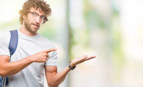 Hombre Estudiante Hispano Guapo Con Mochila Gafas Sobre Fondo Aislado —  Fotos de Stock