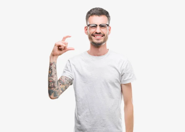 Young Getatoeëerd Volwassen Man Die Lacht Vertrouwen Gebaren Met Hand — Stockfoto
