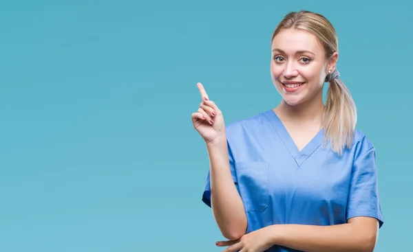 Jovem Cirurgião Loira Médica Vestindo Uniforme Médico Sobre Fundo Azul — Fotografia de Stock