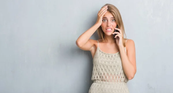 Mooie Jonge Vrouw Grunge Grijs Muur Spreken Telefoon Benadrukt Met — Stockfoto